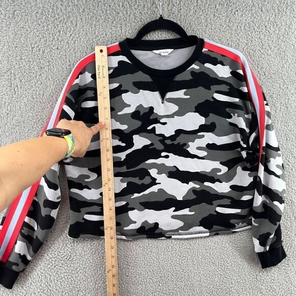 OFF DUTY BB Dakota Cropped Sweater Womens small Black Camouflage Striped Sleeve - Picture 6 of 14